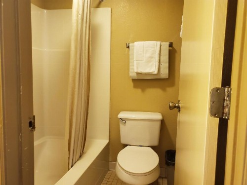 Colonial House Motel - image 32
