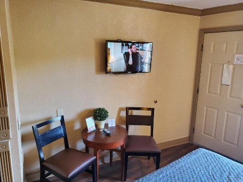 Colonial House Motel - image 33