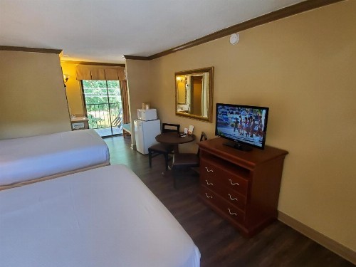 Colonial House Motel - image 34
