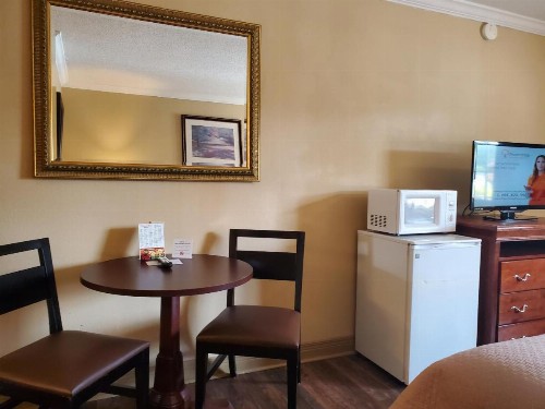 Colonial House Motel - image 35