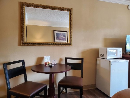 Colonial House Motel - image 36