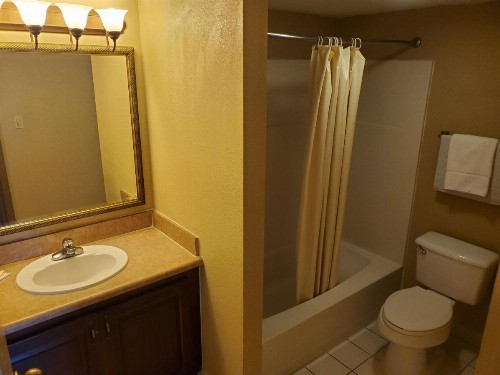 Colonial House Motel - image 37