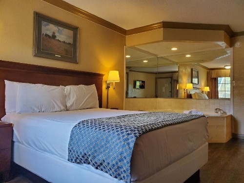 Colonial House Motel - image 38