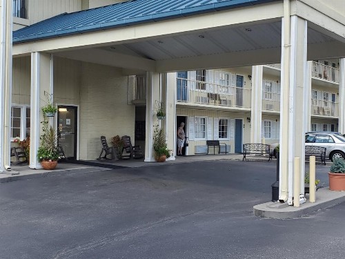 Colonial House Motel - image 41