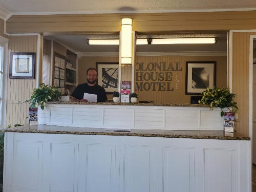 Colonial House Motel - image 45