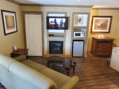 Colonial House Motel - image 46