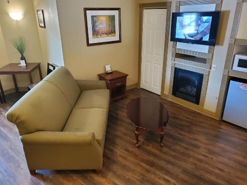 Colonial House Motel - image 47