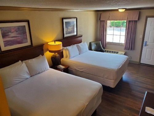 Colonial House Motel - image 49