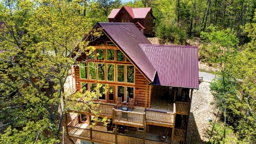 IncomBEARable Luxury Home - image 4