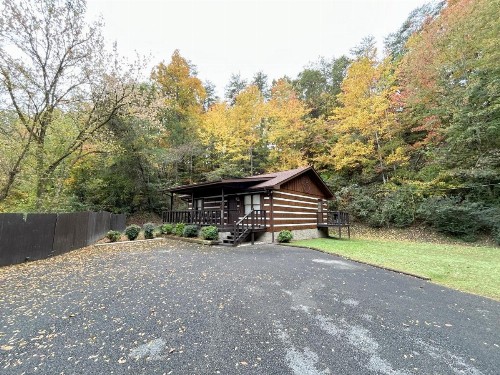 Tucked Away Cabin - image 11