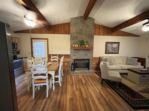 Tucked Away Cabin - image 9
