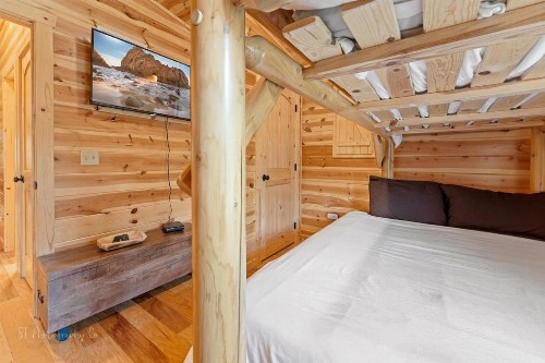Fox's Den cabin - image 29