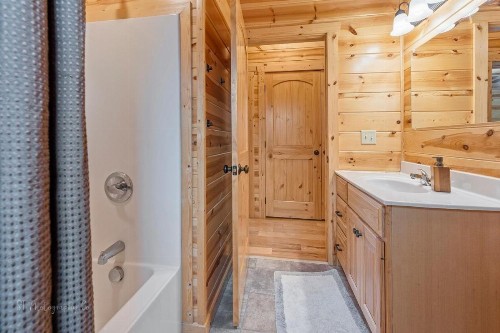 Fox's Den cabin - image 32