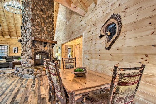 Riverfront Cabin with Hot Tub - 3 Miles to Dollywood - image 1