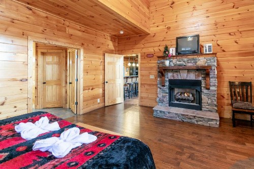 SmokyStays 6 Bedroom Cabin - image 8