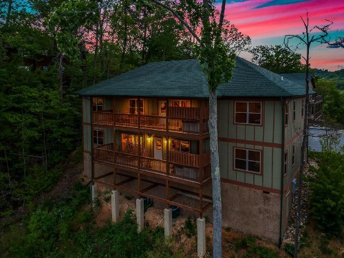 SmokyStays 10 Bedroom Cabin - image 21