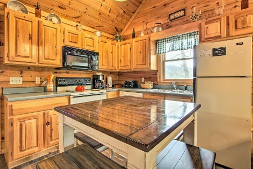 Idyllic Smoky Mtn Cabin with Views 5 Mi to Dollywood - image 7