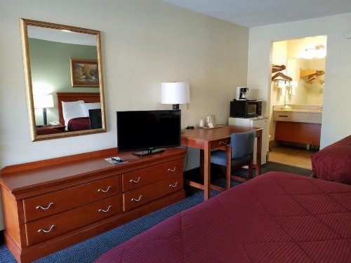 Econo Lodge - image 6