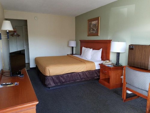Econo Lodge - image 7
