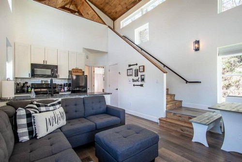 Charming Smoky Mountain Tiny House - image 6
