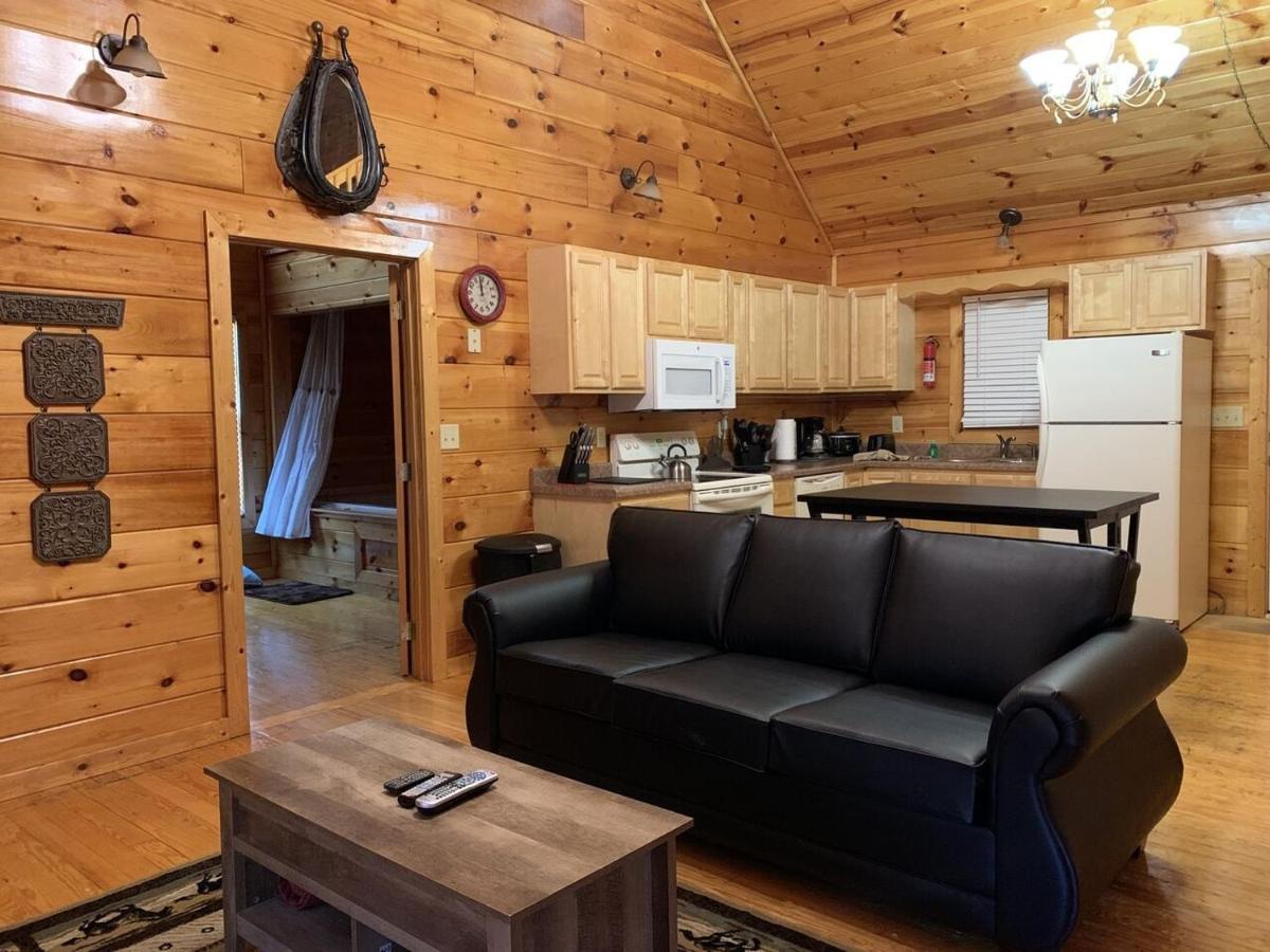 Pleasant Hollow cabin - image 3