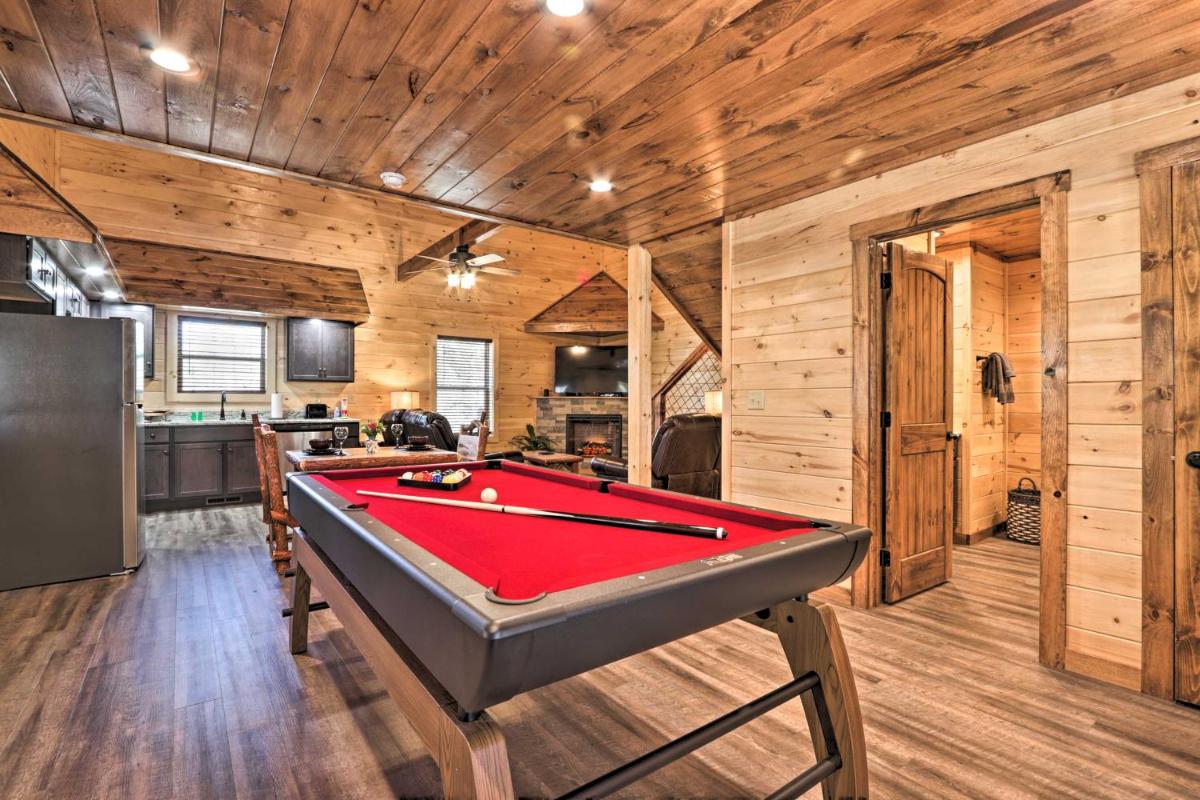 Luxe Cabin Getaway with Hot Tub 1 Mi to Parkway - image 5