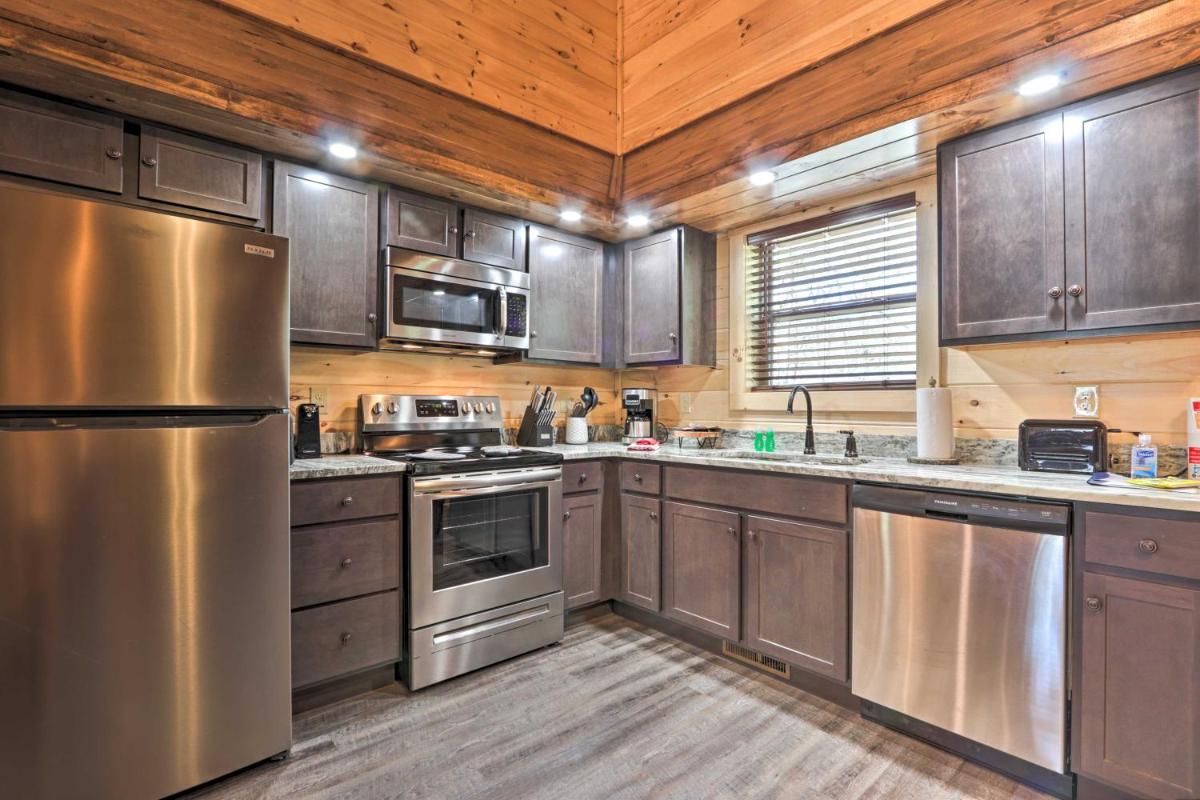 Luxe Cabin Getaway with Hot Tub 1 Mi to Parkway - image 6