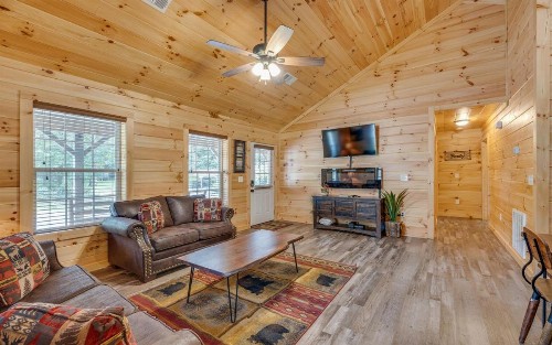 Golf Clubhouse Close to the Parkway in Pigeon Forge New Construction - image 12