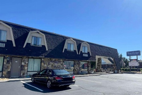 Smoky Mountain Motor Lodge At Dollywood LN - image 2