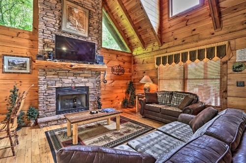 Picturesque Pigeon Forge Getaway with Hot Tub!