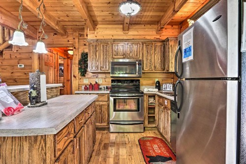 Picturesque Pigeon Forge Getaway with Hot Tub! - image 10