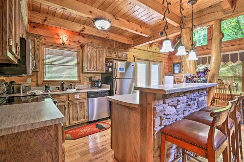 Picturesque Pigeon Forge Getaway with Hot Tub! - image 11