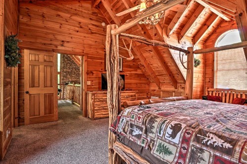 Picturesque Pigeon Forge Getaway with Hot Tub! - image 15