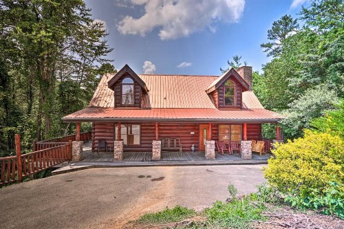 Picturesque Pigeon Forge Getaway with Hot Tub! - image 3