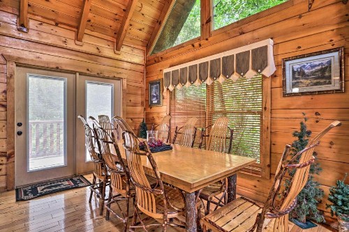Picturesque Pigeon Forge Getaway with Hot Tub! - image 8