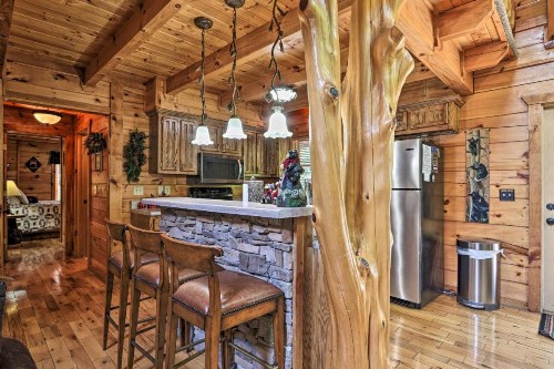 Picturesque Pigeon Forge Getaway with Hot Tub! - image 9