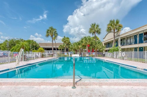 Bayside Inn Pinellas Park - Clearwater - image 1
