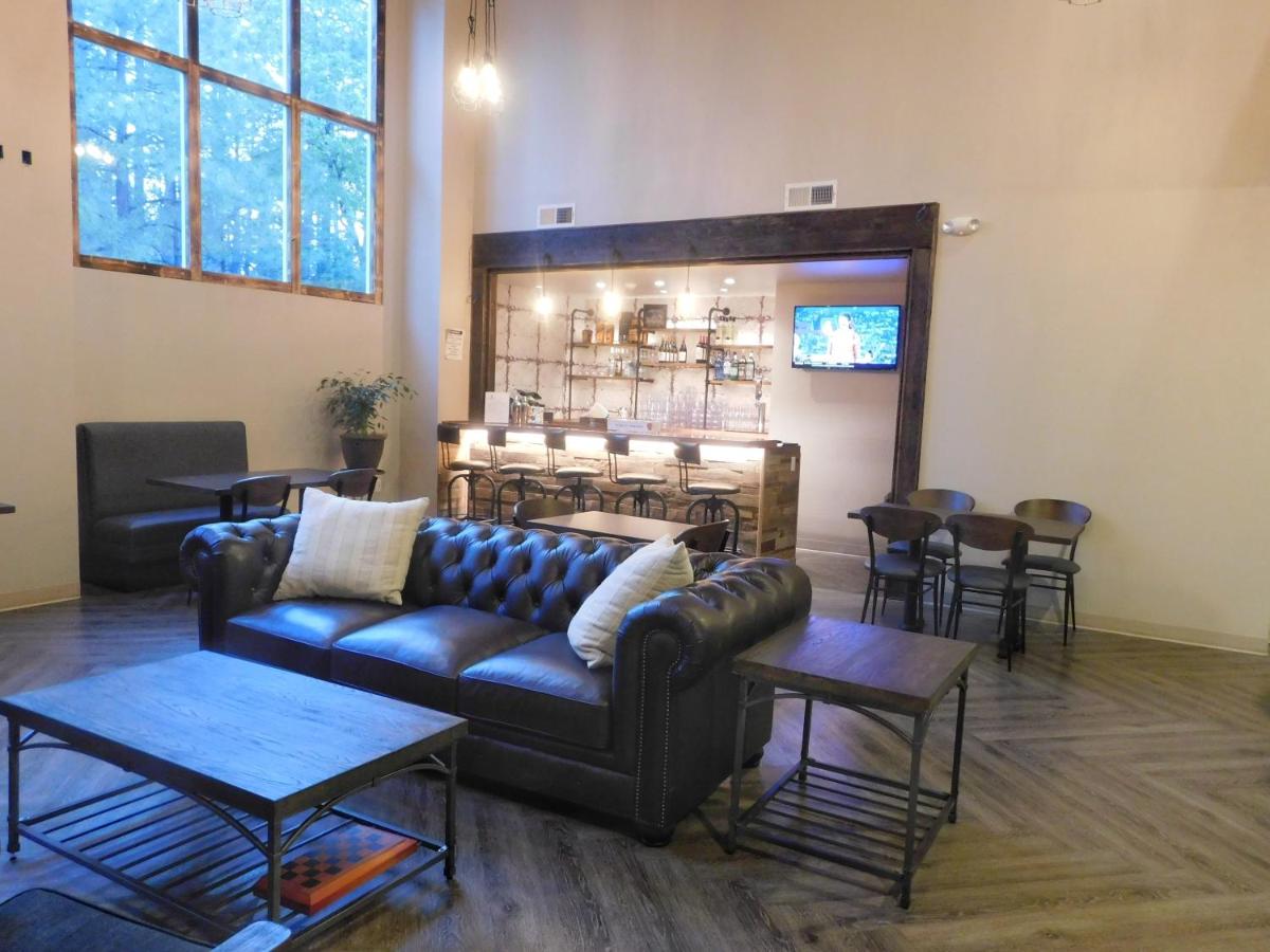 GreenTree Inn & Suites Pinetop - image 2