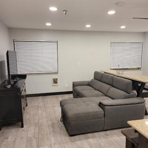 Pinetop Studio Suites - image 11