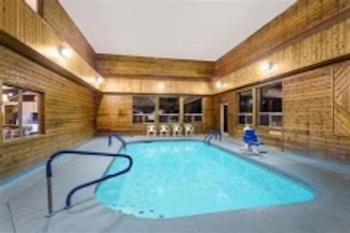 Pinetop Studio Suites - image 15