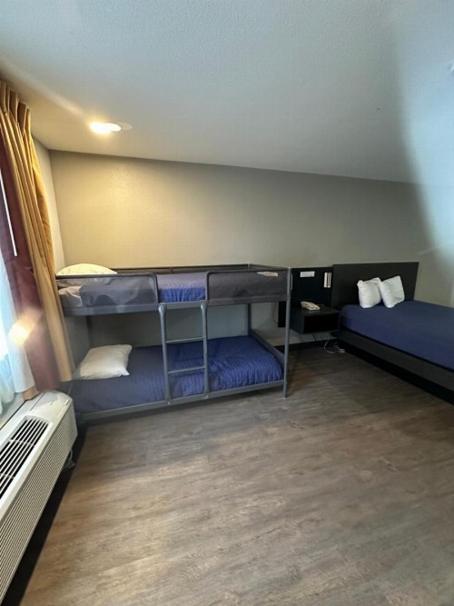 Pinetop Studio Suites - image 9