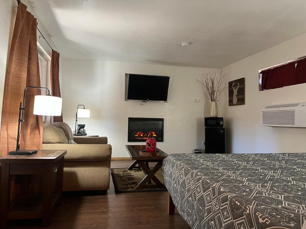 TimberLodge Inn - image 2