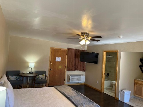 TimberLodge Inn - image 30