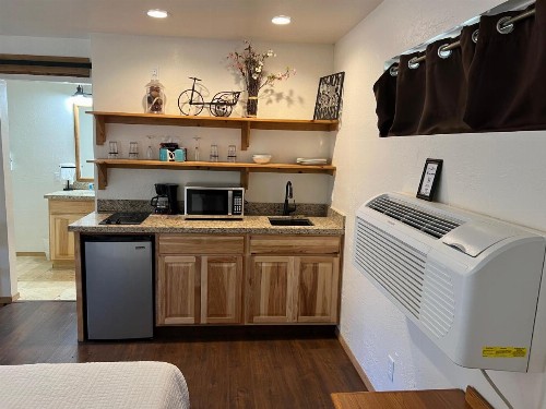 TimberLodge Inn - image 33