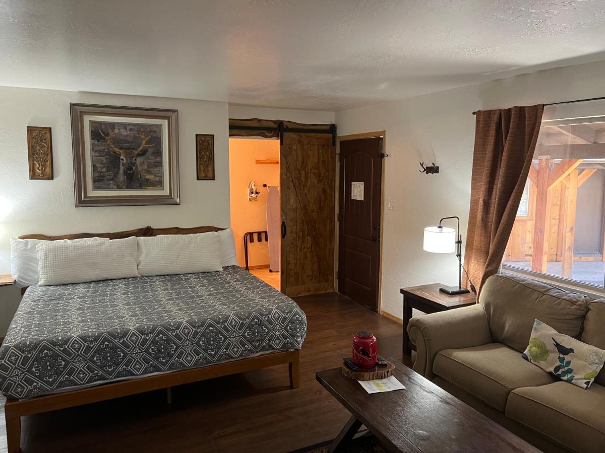 TimberLodge Inn - image 4