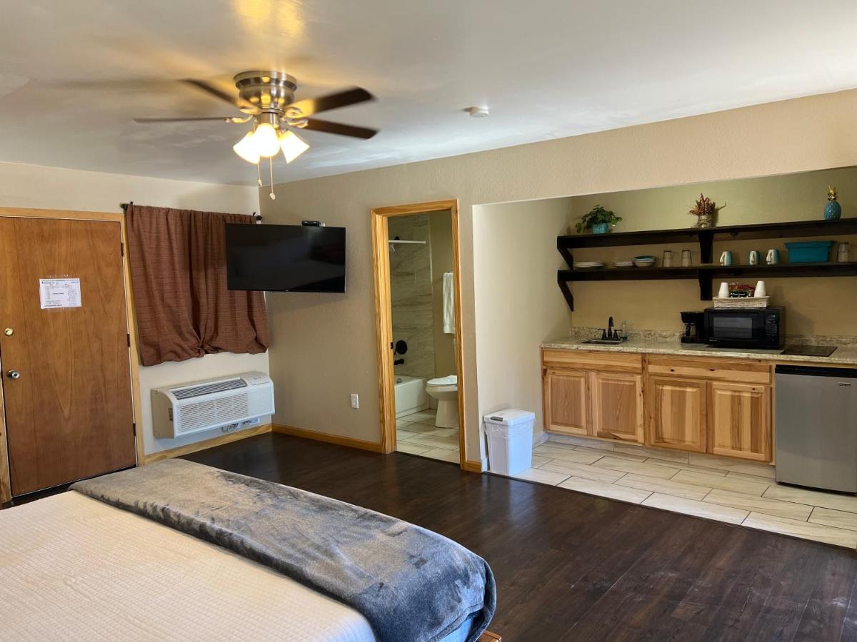 TimberLodge Inn - image 7