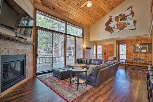 Luxe Pinetop Townhome with Deck Less Than 1mi to Golf Course!