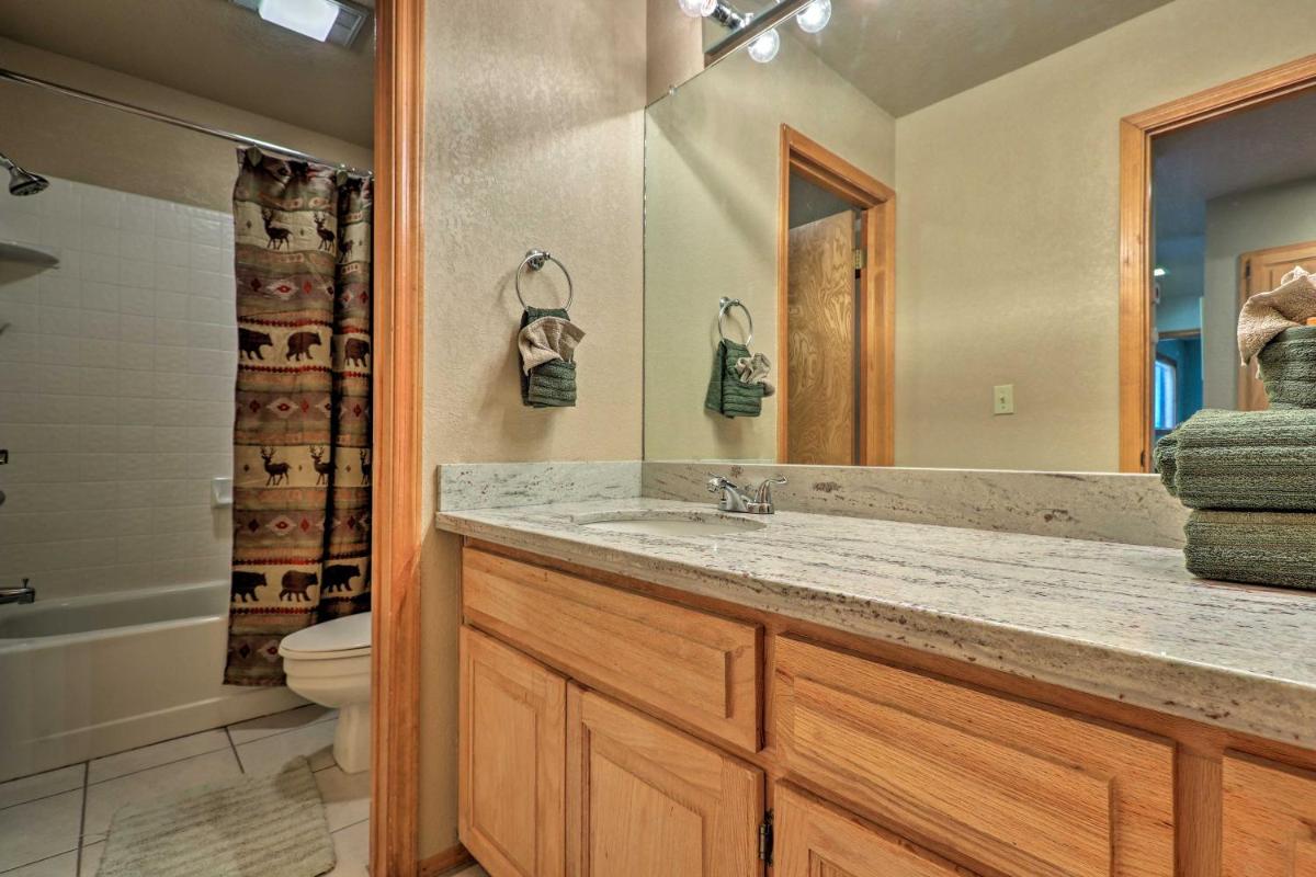 Luxe Pinetop Townhome with Deck Less Than 1mi to Golf Course! - image 6