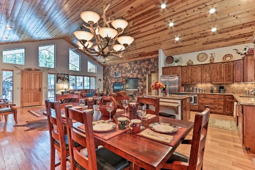 Lavish Cabin with Deck Less Than 3 Mi to Pinetop Country Club - image 10