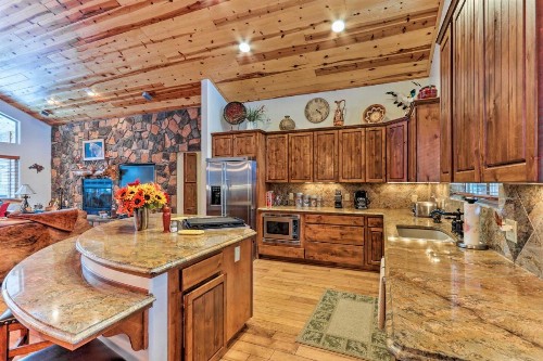 Lavish Cabin with Deck Less Than 3 Mi to Pinetop Country Club - image 12